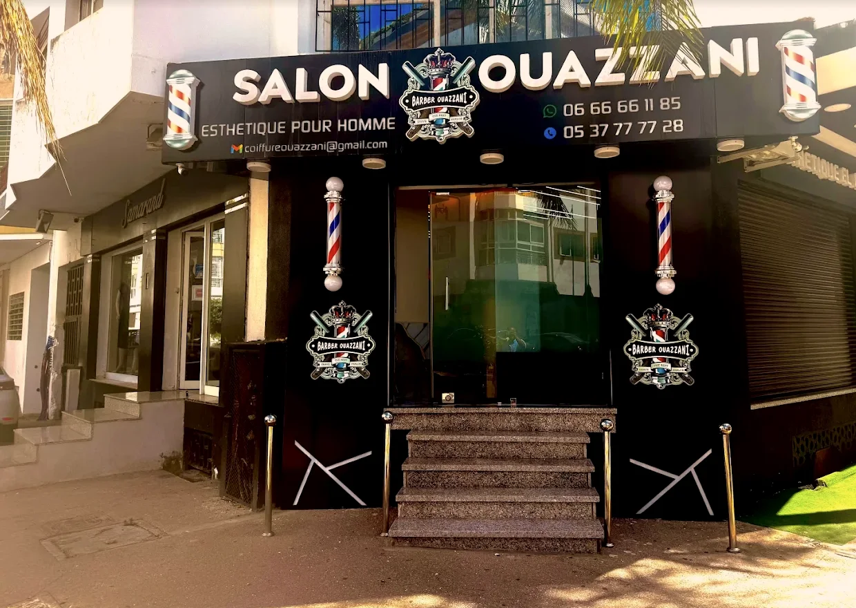 Devanture du Salon Ouazzani avenue Okba, enseigne noire et barber poles