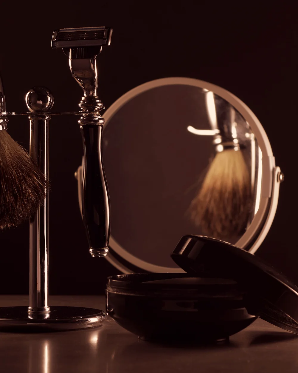 Blaireau, rasoir et miroir de barbier sur fond sombre